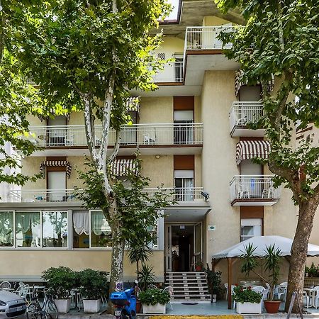Hotel Elisabetta 2 Stelle Cattolica Bagian luar foto