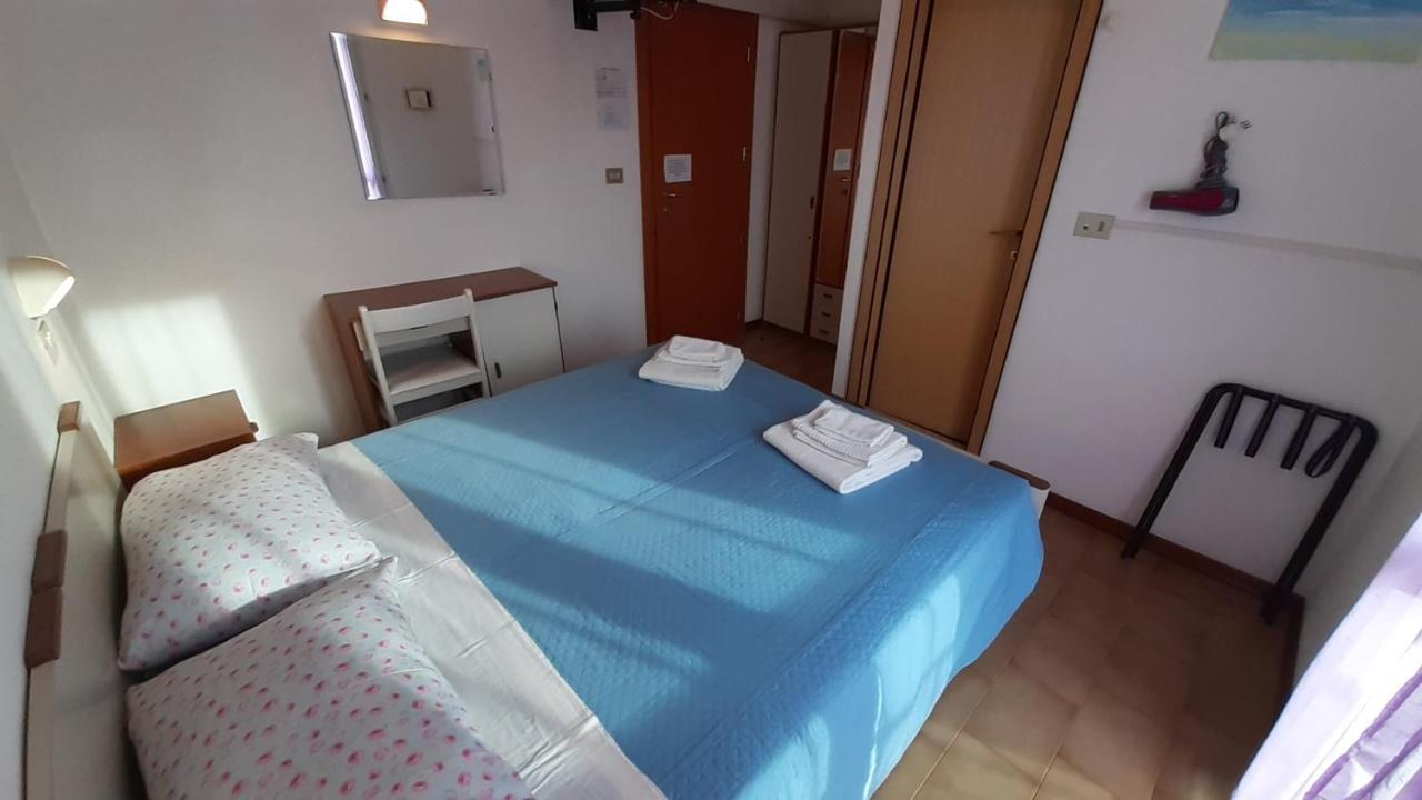 Hotel Elisabetta 2 Stelle Cattolica Bagian luar foto