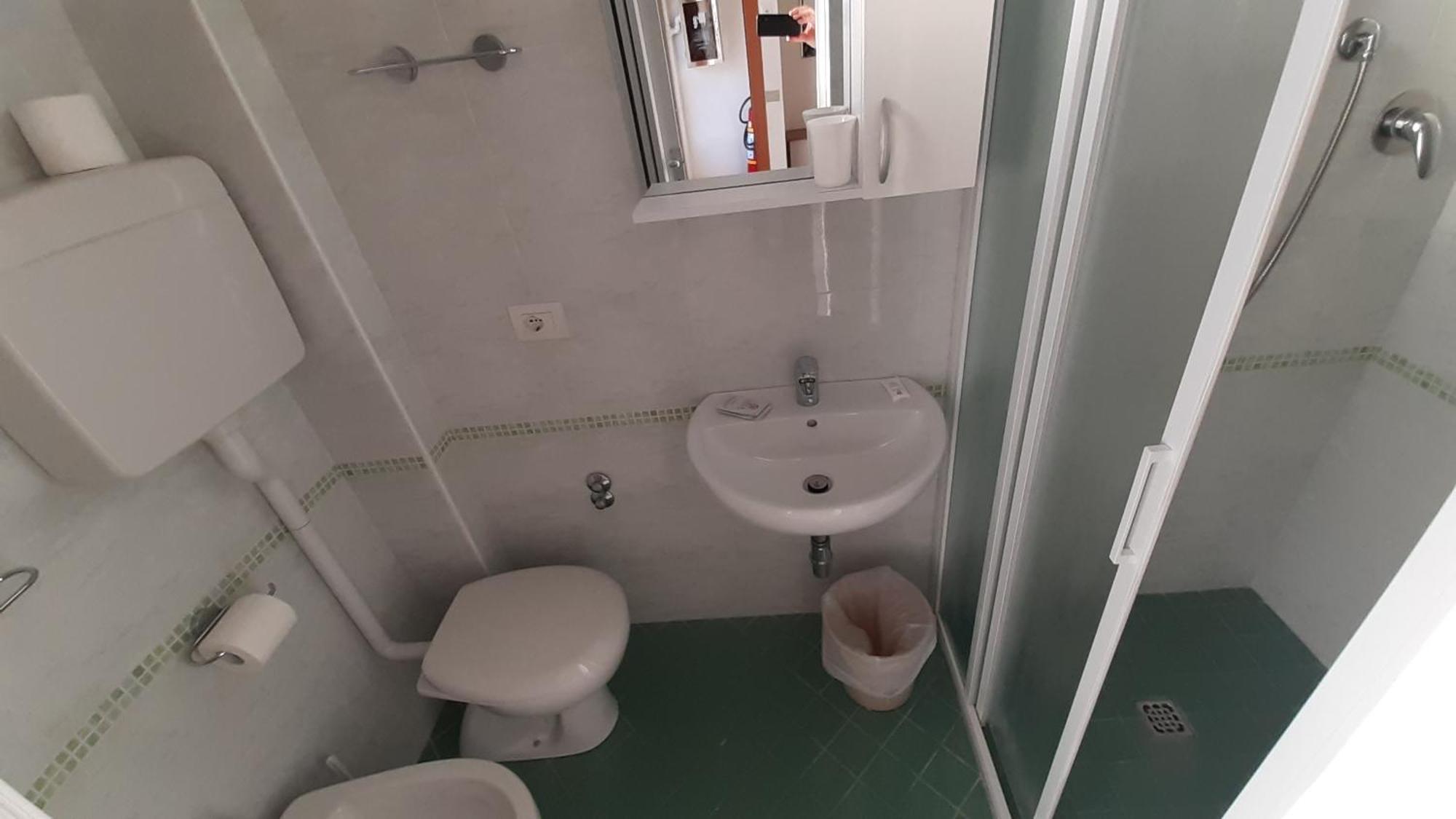 Hotel Elisabetta 2 Stelle Cattolica Bagian luar foto