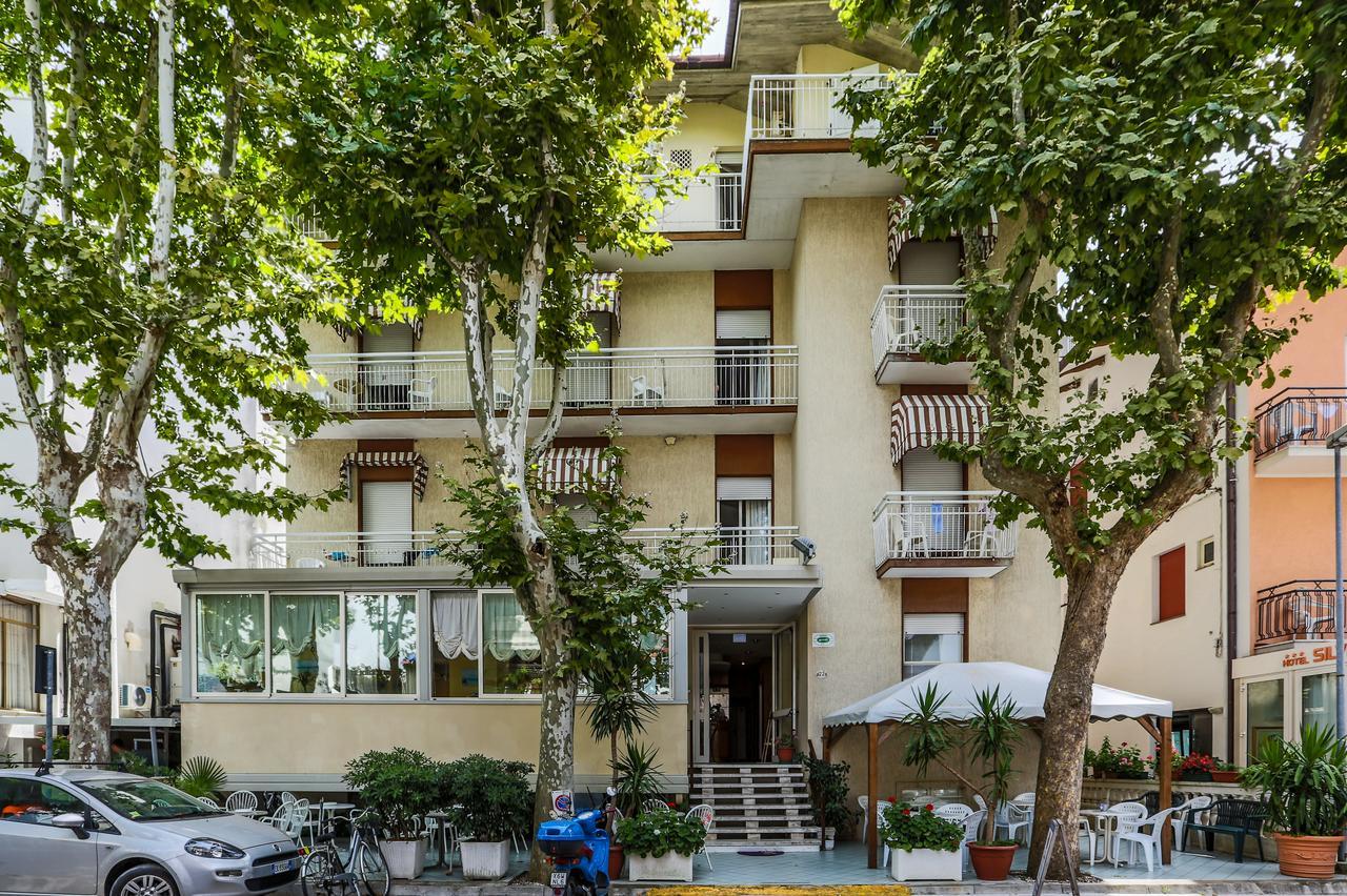 Hotel Elisabetta 2 Stelle Cattolica Bagian luar foto