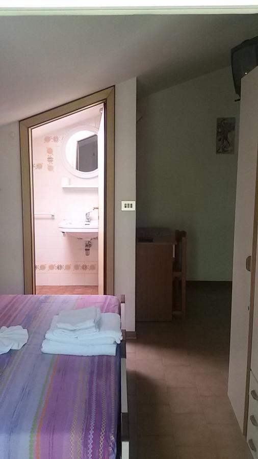 Hotel Elisabetta 2 Stelle Cattolica Bagian luar foto